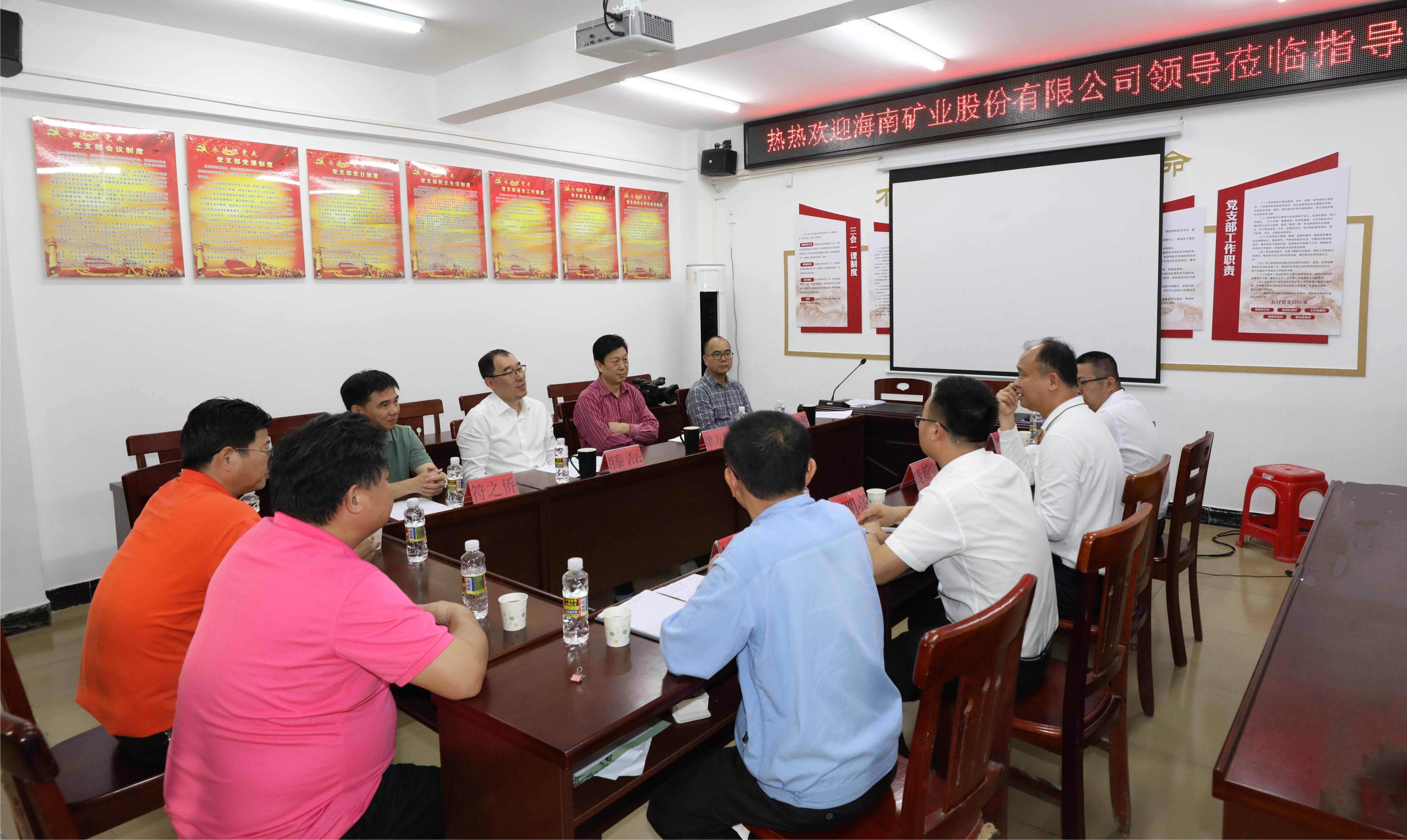 海南礦業(yè)總裁滕磊到興詩(shī)村開展調(diào)研與慰問