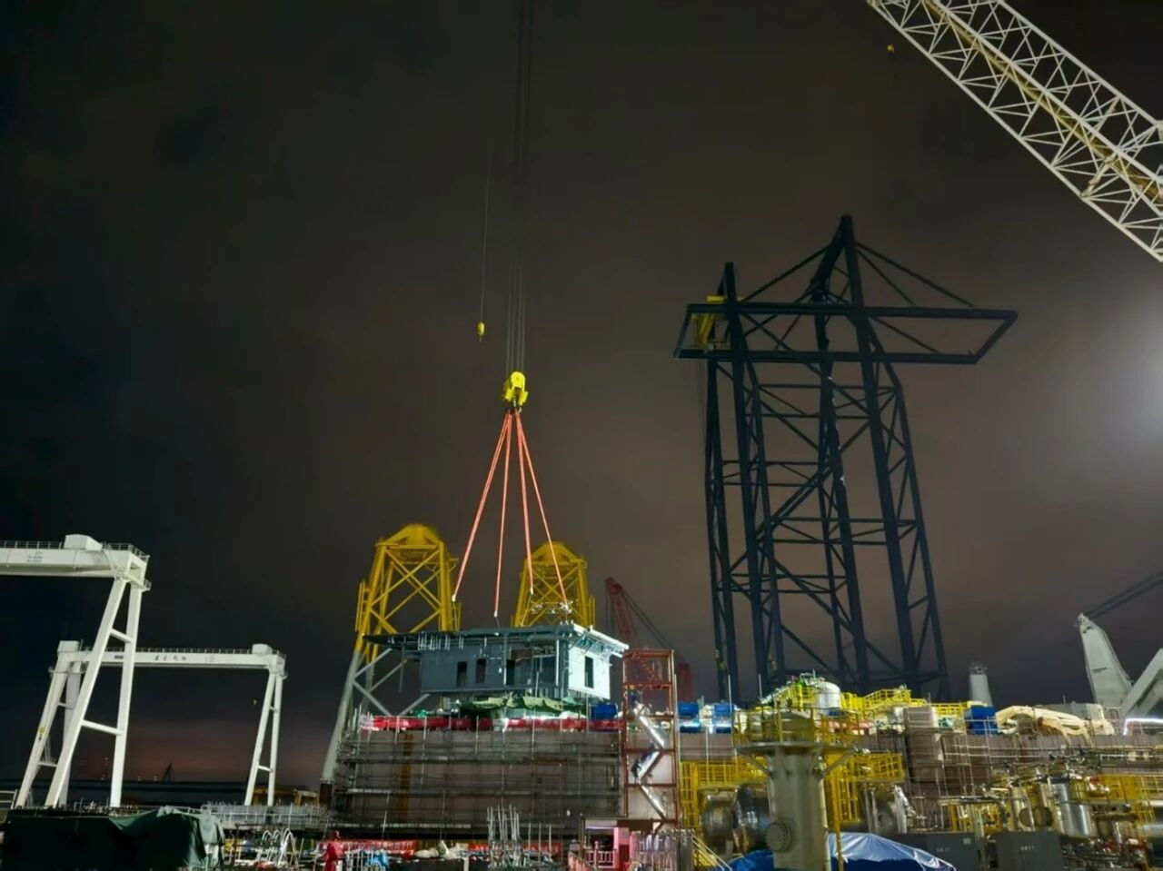 國(guó)慶中秋不停歇 一線奮戰(zhàn)顯擔(dān)當(dāng)——洛克石油潿洲10-3油田西區(qū)平臺(tái)建造現(xiàn)場(chǎng)紀(jì)實(shí)