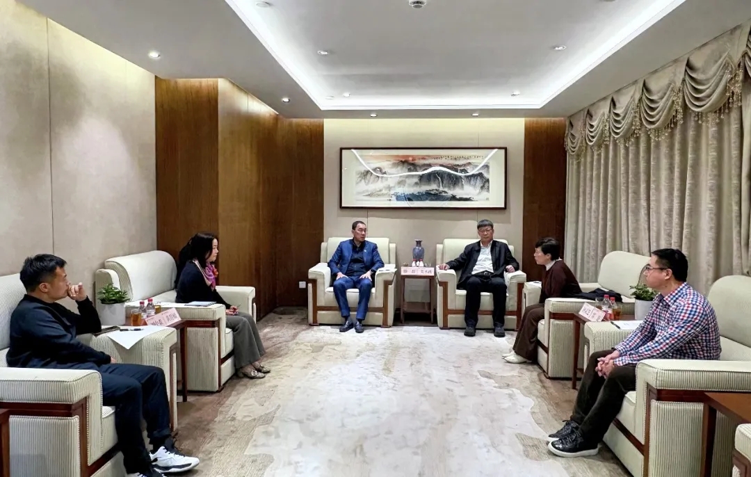 滕磊與中林時(shí)代控股有限公司黨委書記、董事長(zhǎng)、總經(jīng)理姜圣波舉行工作座談